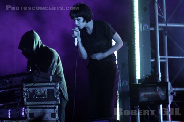 CRYSTAL CASTLES - 2010-08-29 - SAINT CLOUD - Domaine National - Scene de l'Industrie - 